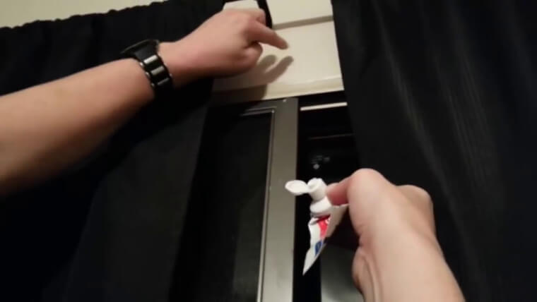 Fill Wall Holes With Toothpaste