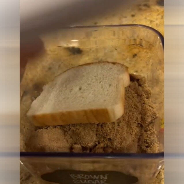 Keep Sugar Fresh With Bread