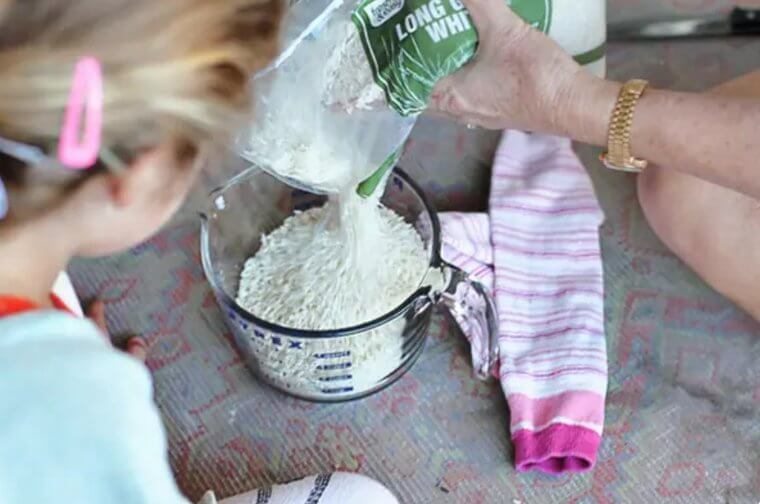Use Rice and a Sock to Create an Emergency Heat Pack